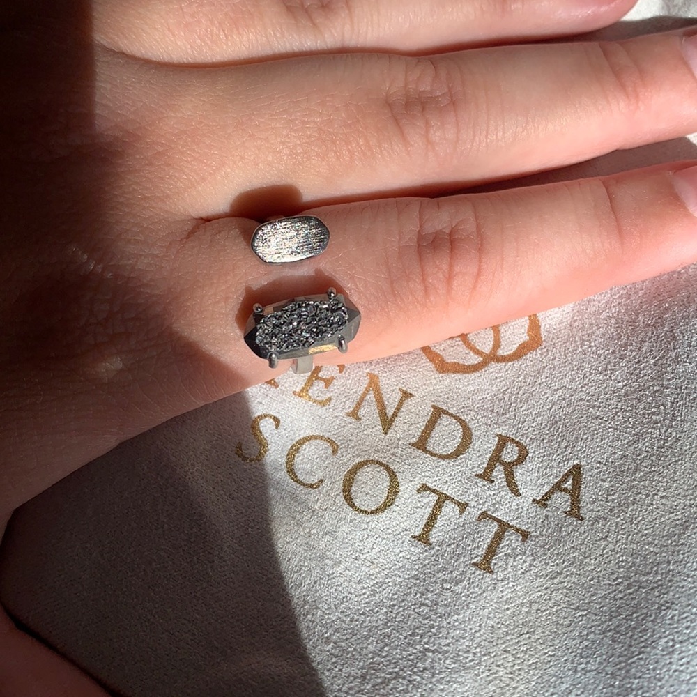 Kendra Scott Pryde Ring in Platinum Drusy. It’s grey & silver
